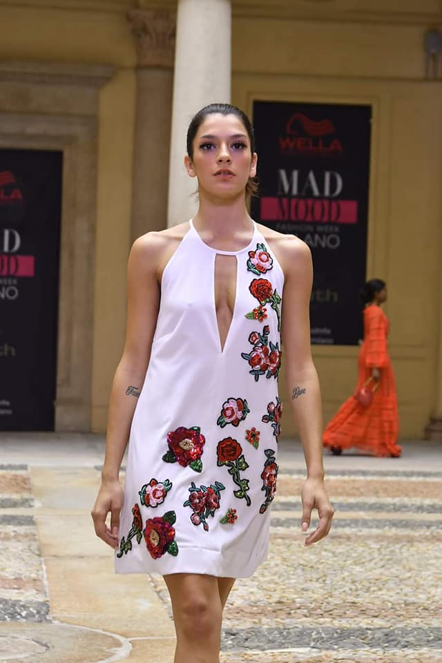 Abito corto in cady con inserti di fiori in paillettes