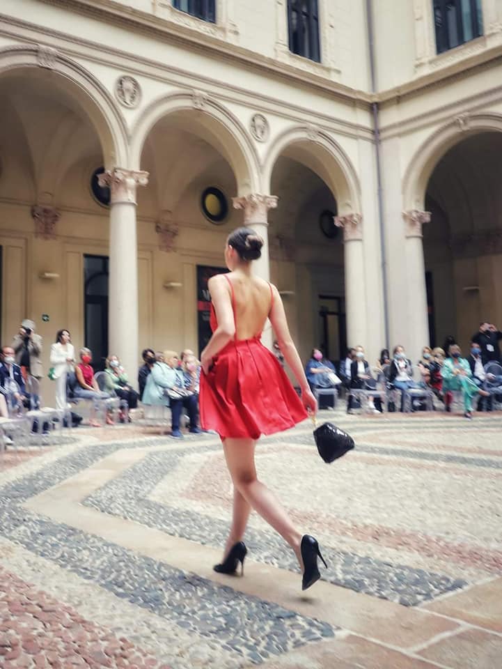 Abito rosso in seta a pieghe con tulle - immagine 4